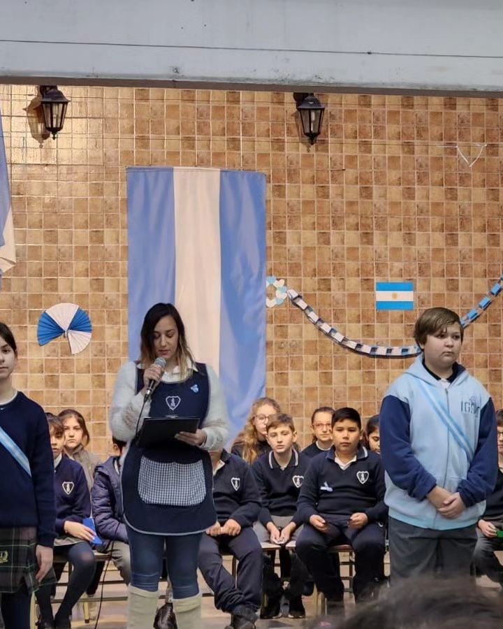 Los alumnos y alumnas de 4to grado recibieron sus diplomas por haber realizado la Promesa de Lealtad a la Bandera